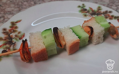 Надевать на деревяную шпажку, чередуя (мидия, хлеб, огурец).