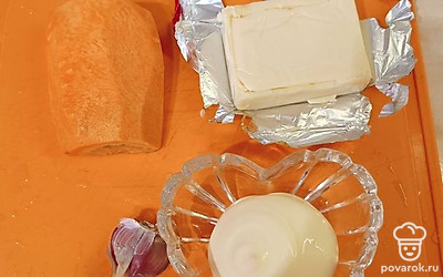 Подготовить все ингредиенты. Почистить морковь и чеснок.