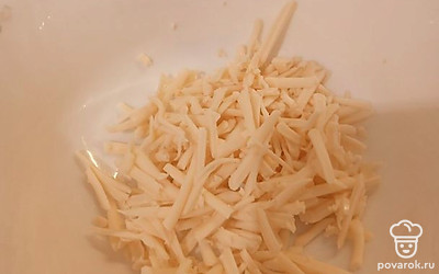 Плавленый сыр натереть на терке в чашу.