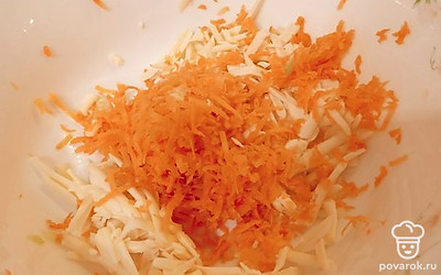 Обязательно на самой мелкой терке натереть сырую морковь. Это для наиболее нежного вкуса итогового блюда.