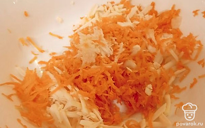 Измельчить чеснок и добавить в чашу.