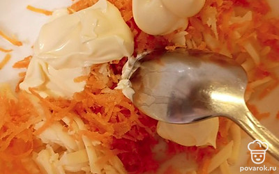 Добавить майонез.