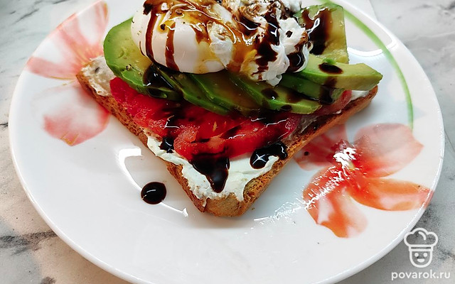 Тост с яйцом пашот — Рецепт с фото