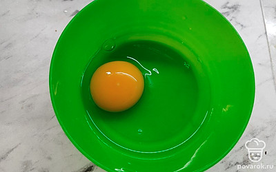 Первым делом приготовить яйцо пашот. Важно достать его из холодильника хотя бы за 5 минут, чтобы оно нагрелось до комнатной температуры. После чего его лучше сразу разбить в небольшую миску.