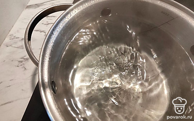 В кастрюлю с водой добавить уксус и соль, поставить на плиту, довести до кипения. Желательно использовать кастрюлю объемом не менее 2 литров. Когда вода закипит, убавить огонь до среднего и начать размешивать ложкой до образования воронки.