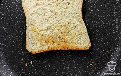 Пока яйцо остывает, приготовить тост. Поджарить хлеб с двух сторон до образования легкой румяной корочки.