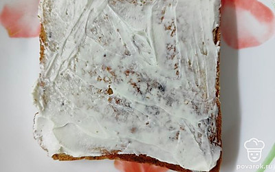 Смазать готовый тост творожным сыром.