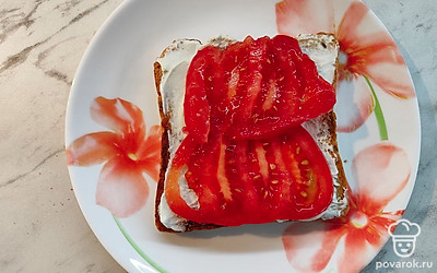 Добавить помидор, нарезанный кольцами.