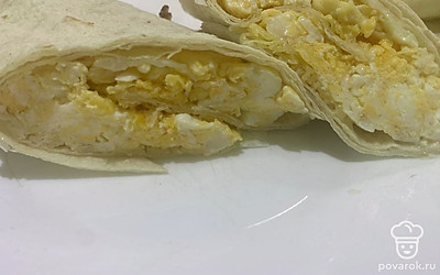 Лаваш можно обжарить на сухой сковородке с двух сторон. Получится хрустящая корочка.