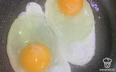 Нагрейте сковородку, положите масло и вбейте яйца в сковородку.