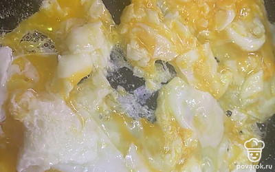 Сразу начните интенсивно перемешивать яйца, посолите.