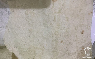 Разрежьте лаваш на порционные листы.