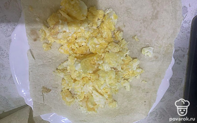 Выложите яичную смесь на лаваш.