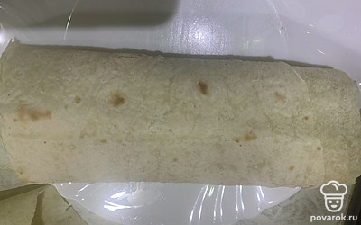 Сверните лаваш.