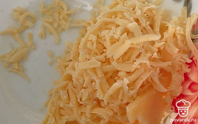 Натрите сыр на терке.