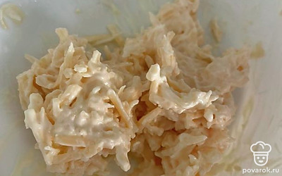 Добавьте чеснок и майонез, смешайте.