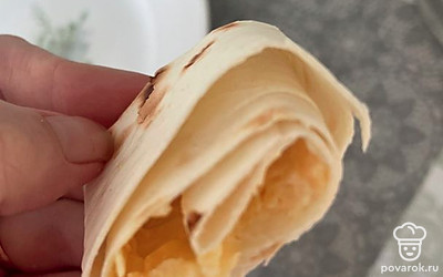 Выложите массу в лаваш, обжарьте на сковороде.