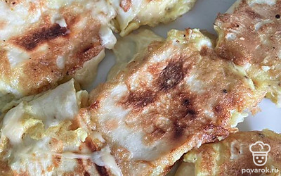 Перед подачей охладите. Подавайте в красивой и плоской тарелке.