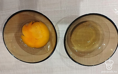 В одну пиалу налейте растительное масло, в другую вбейте яйца.