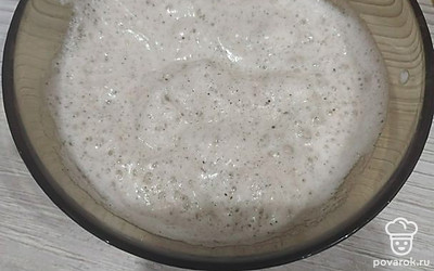 Растительное масло перелейте к яйцам, добавьте сметану, соль и перец по вкусу.