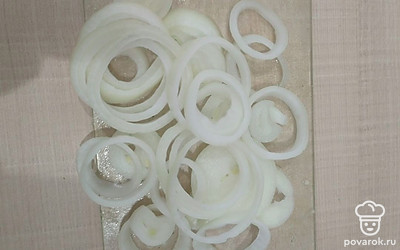 Лук нарежьте колечками.