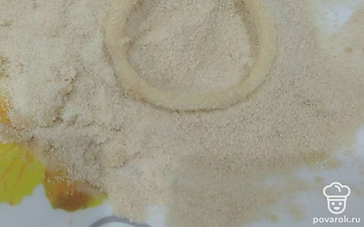 Окуните колечки сначала в кляр, затем в панировочные сухари с обеих сторон.