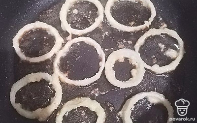 В предварительно разогретую сковородку отправьте наши колечки. Обжарьте с обеих сторон до румяной корочки.