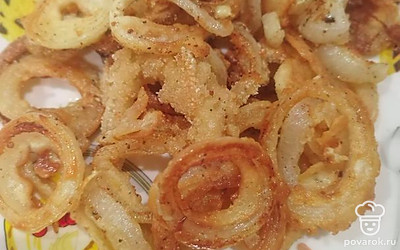 Колечки подавайте с соусом или кетчупом. Приятного аппетита.