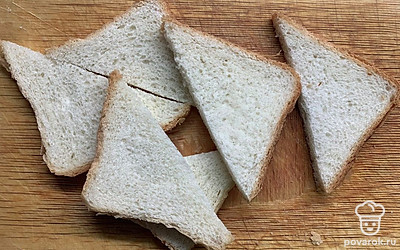 Тостовый хлеб раскатать скалкой и разрезать на треугольники.
