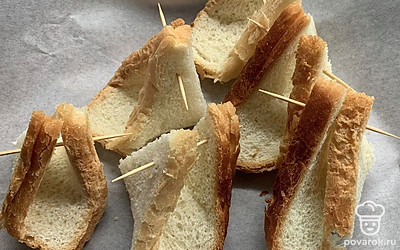 Скрепить зубочистками и отправить в духовку на 10-15 минут при 160 градусах.