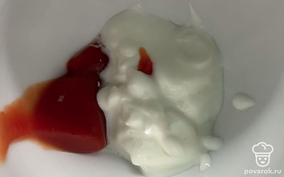 Соединить сметану и кетчуп.