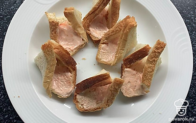 Смазать хлеб соусом.