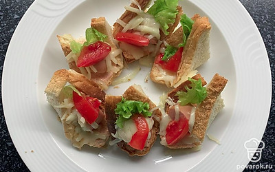 Перед подачей украсить листьями салата и кусочками помидоров.