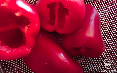 Перцы хорошо помыть и очистить он семян.