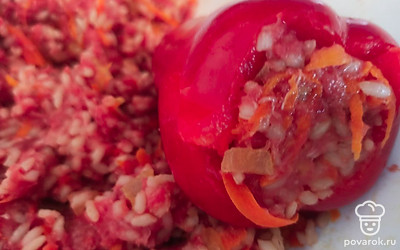 Нафаршировать перцы полученной начинкой.