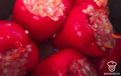 Выложить все в мультиварку, включить режим «Тушение» на 40 минут. Добавить подсоленную воду в чашу мультиварки.