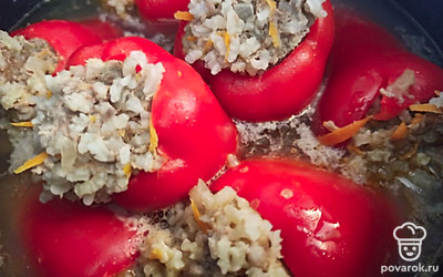 Готовые перцы можно разрезать пополам или подать целыми. Украсить блюдо можно веточками зелени. Полить сметаной, майонезом или любимым соусом. 