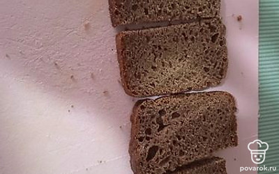 Хлеб нарезаем кусочками.