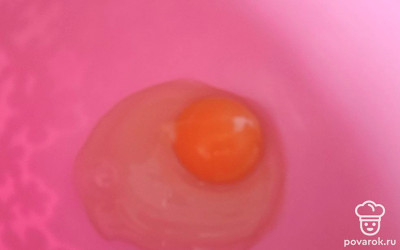 Яйцо разбиваем в миску. Добавляем немного воды.