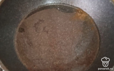 На разогретую сковороду вливаем подсолнечное масло.