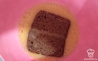 Обмакиваем с двух сторон кусочки.