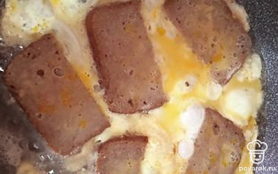 Выкладываем на сковородку и выливаем оставшуюся массу.