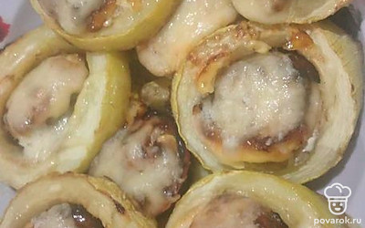 Выложить ломтик сыра и оставить в духовке еще на 5 минут.