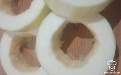 Кабачок почистить, вырезать сердцевину.