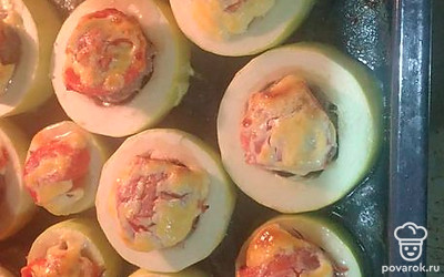 Смазать майонезом, отправить в разогретую духовку на 40 минут при 180 градусах.