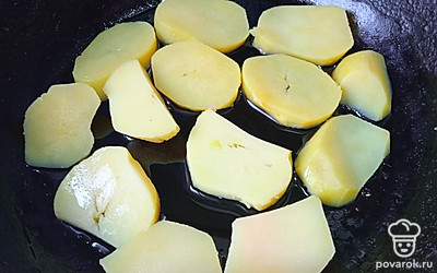 Заранее отваренный картофель нарежьте, выложите на сковороду с растительным маслом.