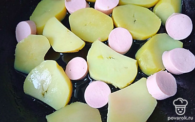 Добавьте нарезанную сосиску. Обжарьте две минуты.