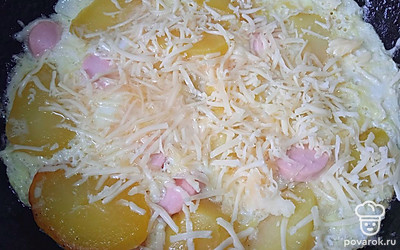 Посыпьте тертым сыром. Накройте крышкой.