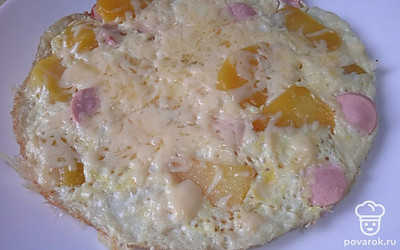 Выложите тортилью на тарелку.