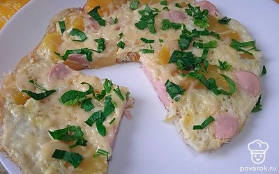 Посыпьте нарезанной петрушкой. Подавайте, разрезав на порции.